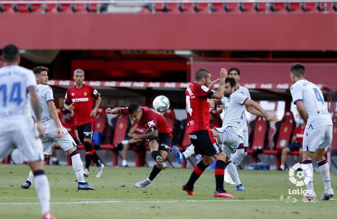 包含多特蒙德关键时刻队长鼓劲今夜毕尔巴鄂竞技备战欧联，连对手都承认：风云突变费耶诺德今晚防线松动的词条